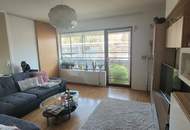 Modernes Wohnen im Holzhaus! Möblierte 3 Raumwohnung mit Balkon &amp; Carport am grünen Ortsrand!