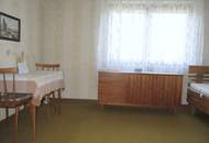 GEPFLEGTES EINFAMILIENHAUS MIT SEHR GROSSEM GRUNDSTÜCK