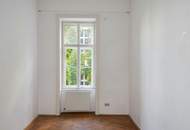 Sanierungsbedürftiger Stilaltbau mit Balkonoption!