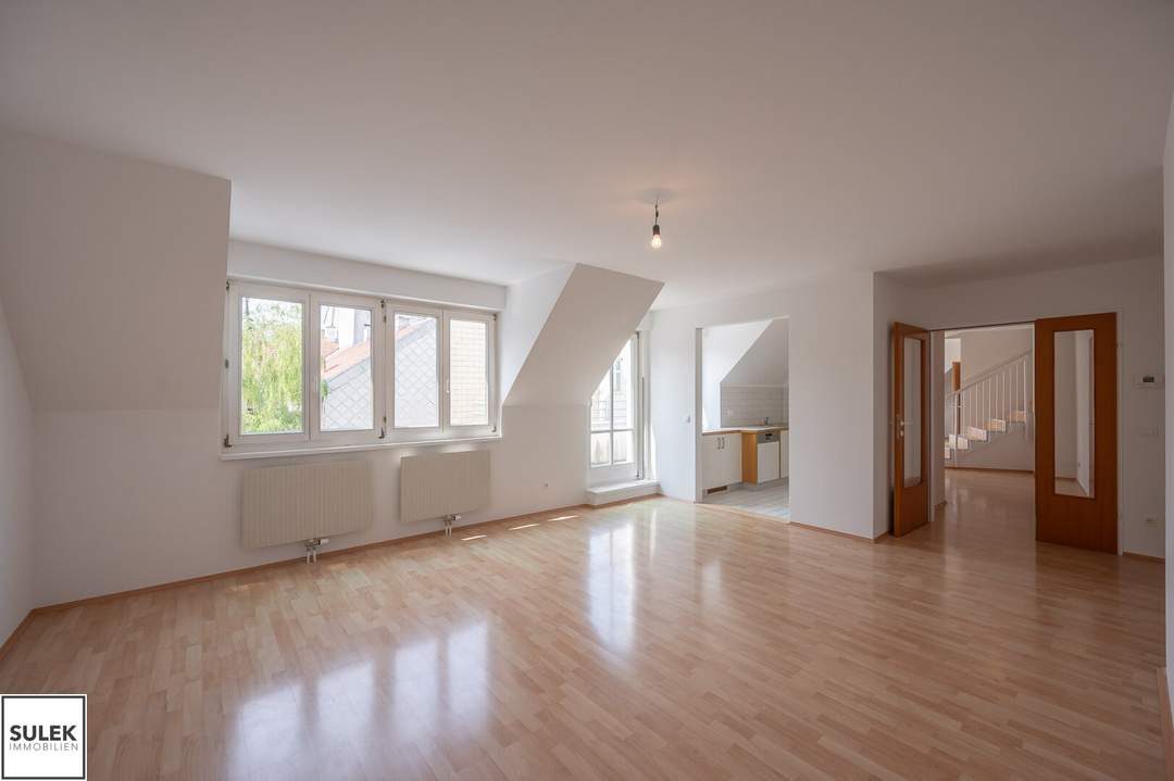 ** Top gepflegte 4 Zimmer Dachgeschoss Wohnung mit Alleinutzung 3er hofseitigen Terrassen - Maisonette Wohnung - Nähe Bahnhof Gersthof ** ab sofort **