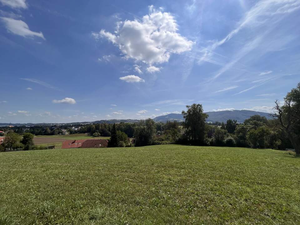 Baugrundstück in Stadtnähe mit Ausblick