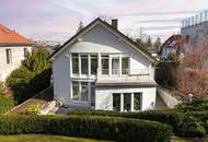 RESIDIEREN BEIM ROTEN BERG II GARAGE II SAUNA II NEUE PV-ANLAGE II 6 ZIMMER II 4 BÄDER II 54m² WOHNZIMMER MIT KAMIN II 2 TERRASSEN II BALKON II GARTEN II GROSSER KELLER