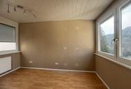 *** Stadtnah & absolut ruhig: 102,5 m² im 2. OG mit 4 Zimmern, Carport und Entwicklungspotenzial für deine Visionen ***