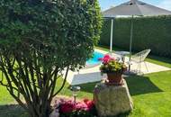 LIEBEVOLLER BUNGALOW MIT ATEMBERAUBENDEM GRUNDSTÜCK UND POOLBEREICH IN TRAUMHAFTER RUHELAGE MIT HERRLICHEM GRÜN- UND AUSBLICK IN UNMITTELBARER FELDRANDLAGE