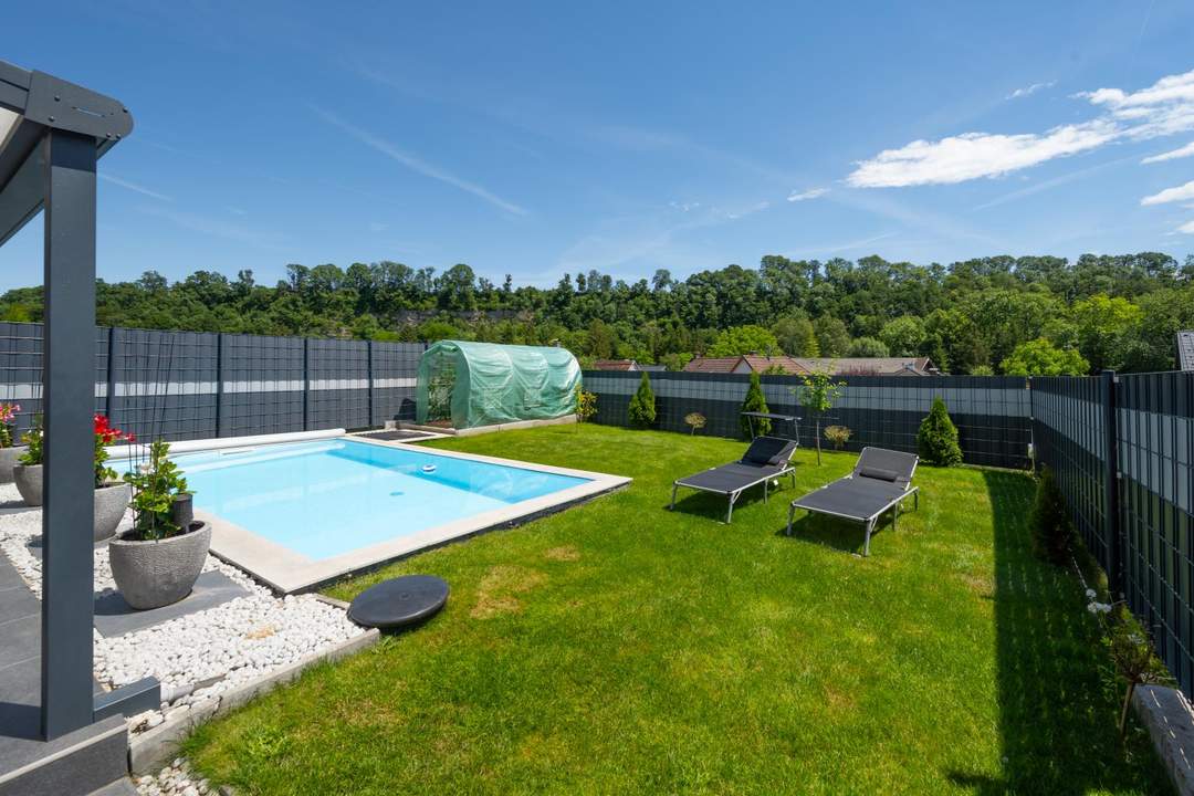 Neuwertige Doppelhaushälfte mit Keller, Garage 3 PKW- Abstellplätzen und Pool!