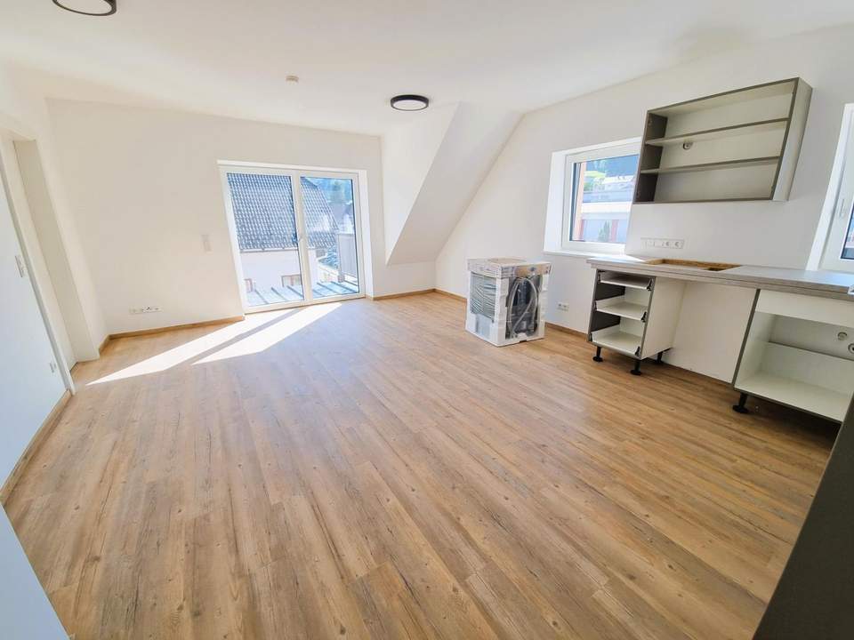 Erstbezug! Moderne 2-Zi.-Dachgeschoß-Wohnung mit großen Balkon