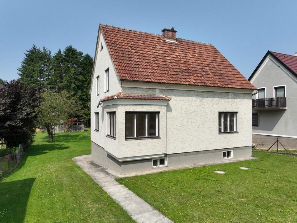 Renovierungsbedürftiges Wohnhaus mit sonnigem Garten
