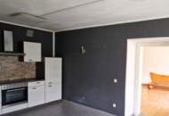 Wohnen im Zentrum samt Grünfläche: Einfamilienhaus mit Sanierungsbedarf