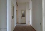 Sanierungsbedürftige, großzügige 4-Zimmer-Wohnung mit Loggia