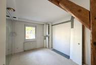 Eine helle, renovierungsbedürftige 3-Zimmer Dachgeschosswohnung &amp; PP // A bright, 3-room attic apartment in need of renovation &amp; parking //