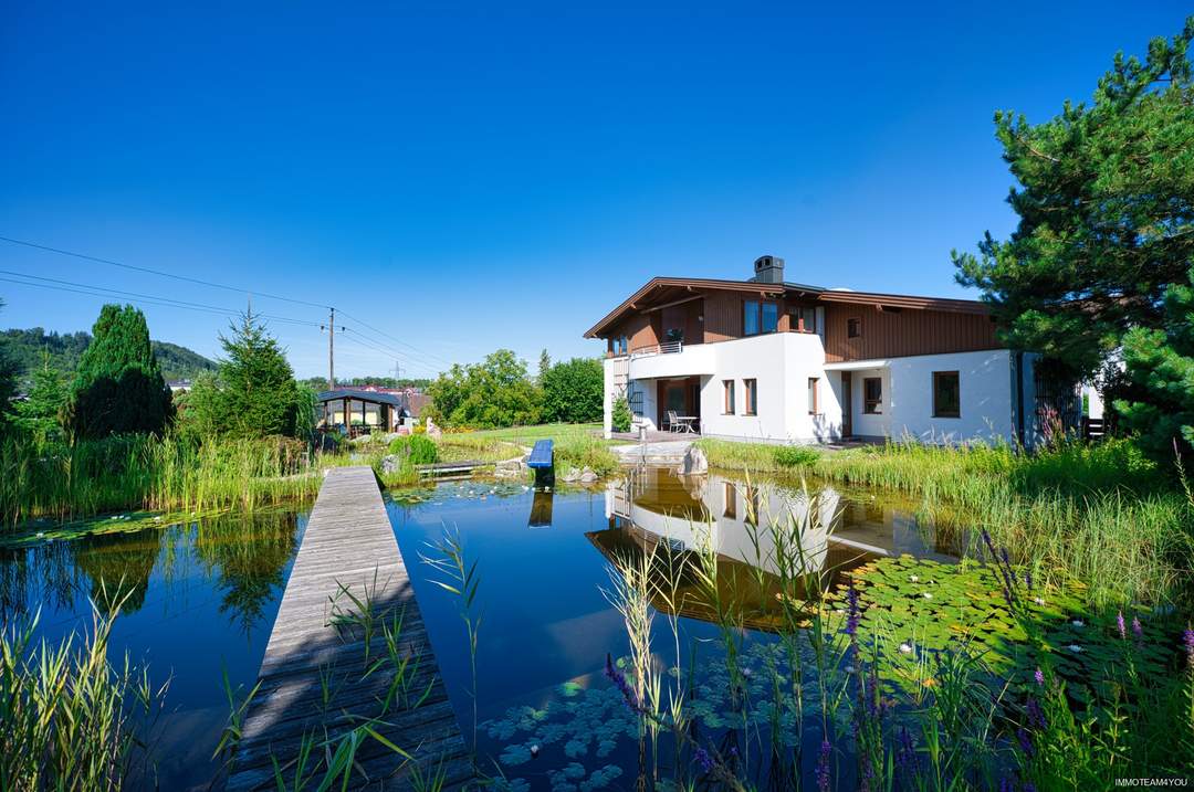 Exklusivität und Privatsphäre pur auf 2.610 m2 Grundfläche! Von der Terrasse in den Schwimmteich.