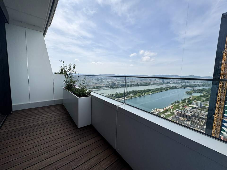44. Etage: 2 Zimmerwohnung - High in the Sky! - Doorman, Gym, Pool UND den schönsten Ausblick auf Kahlenberg