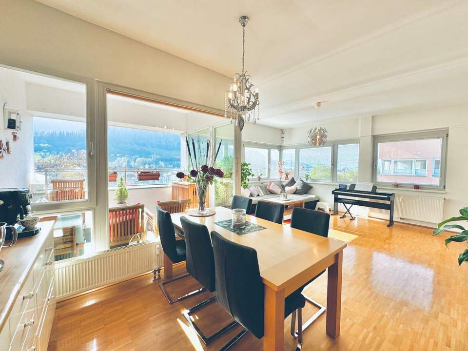 Zentrumsnahe 4-Zimmer-Wohnung mit Loggia, Tiefgaragenstellplatz und spektakulärem Alpenpanorama