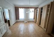 3,5-Zimmer-Wohnung mit Sanierungsbedarf und 20 m² großer Loggia im Innenhof! Plus rundum saniertes Haus!