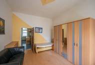 **Hannovermarkt** Renovation-Required 3-Room Period Apartment – With Approved Balcony Option – Airbnb Suitable