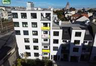 Hochwertige Erstbezugs-Anlegerwohnung mit großem Hof-Balkon und Küche nahe Schönbrunn!