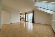 Schöne 2-Zimmer-Dachgeschoss-Wohnung mit Balkon und Parkplatz
