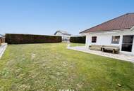 Bungalow mit großzügigem Nebengebäude, Terrasse und nachhaltiger Heiztechnik