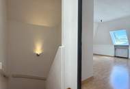 TOP PREIS-LEISTUNG! Geräumige Maisonette. 4 ZIMMER, 2 BÄDER, BALKON. FERNWÄRME!