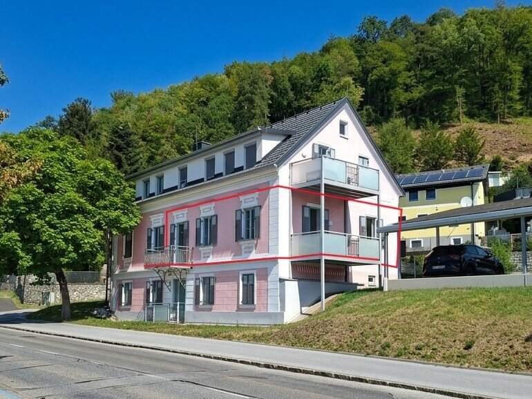 Mietwohnung mit 2 Balkonen, Carport und Parkplatz in zentraler Lage