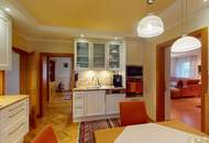 Familienhaus mit Pool, 4 Garagen und Nebenflächen