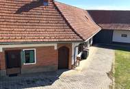 Ehemaliger Bauernhof, Bauernhaus mit Nebengebäuden am Stadtrand.