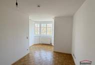 UNBEFRISTET und teilsaniert - Moderne 2-Zimmerwohnung mit Blick auf den Schlossberg!