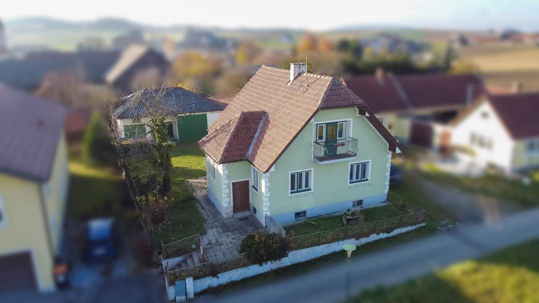 Kleines Haus mit Nebengebäude