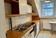 Tolle 3-Zimmer DG-Wohnung mit Balkon - teilweise hohe Räume im Altbau mit 1xSchlafzimmer in den Innenhof - WG geeignet