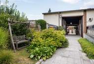 Einmalig attraktives Wohnhaus mit Traumgarten, Pool, Garagenplätzen und großen Nebengebäuden