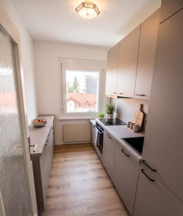 Erstbezug nach Generalsanierung: Stylischer 3-Zimmer-Wohntraum mit Balkon & Fernblick