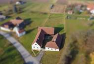 Sanierungsbedürftiger Bauernhof mit großem Grundstück