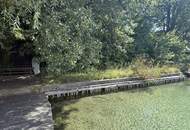 große UFERPAZRELLE mit privatem Badesteg am Neufelder See – Holzhaus mit Renovierungsbedarf beim Yachtclub auf Pachtgrund zu verkaufen