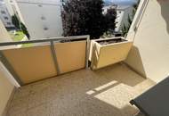 Neu sanierte 2-Zimmerwhg. im Grünen – mit Balkon & Garage!