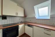 HERZIGE DACHGESCHOSS-WOHNUNG IN RUHIGER LAGE NÄHE WAIDHAUSENPARK