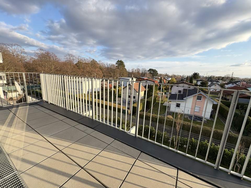 Eleganz und Raum: 4-Zimmer-Wohnung mit großzügiger Terrasse mit optimaler Anbindung