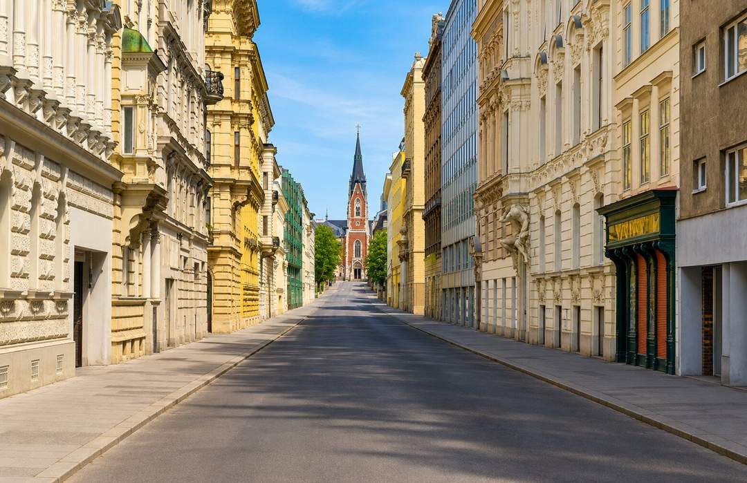 Elegante Wiener Altbauwohnung mit Balkon & privatem Liftzugang