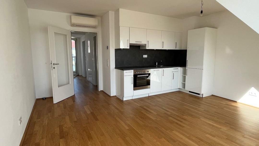 klimatisierte 2-Zimmer DG-Wohnung mit zwei Balkone!