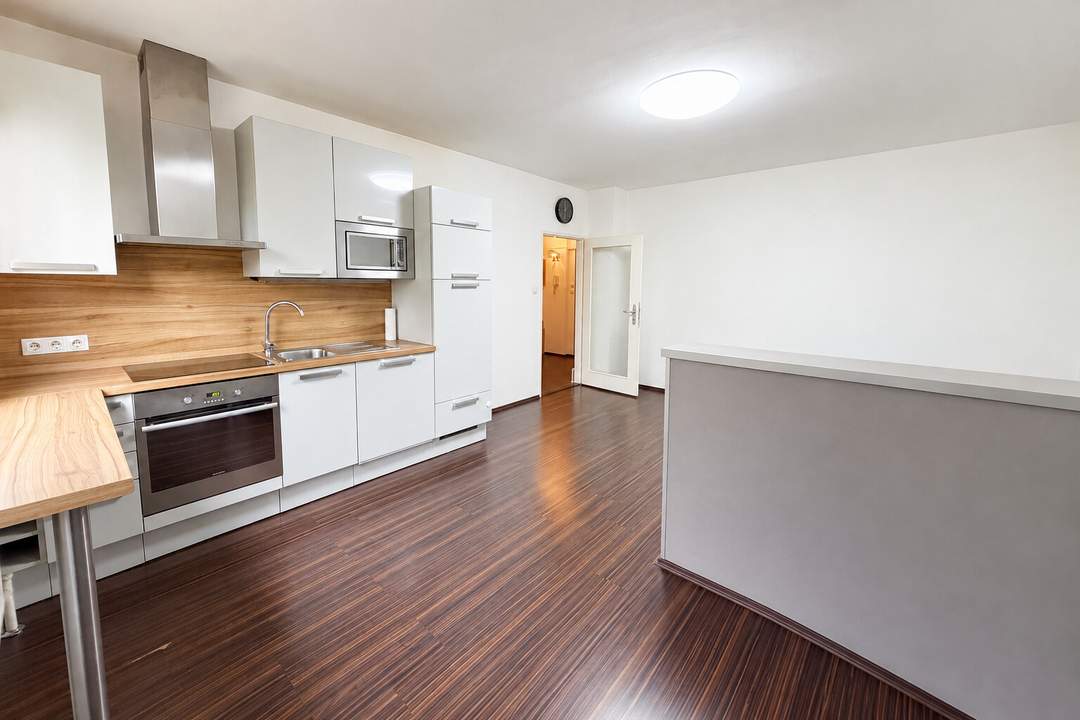 großzügige geschnittene, westseitige 2 Zimmerwohnung