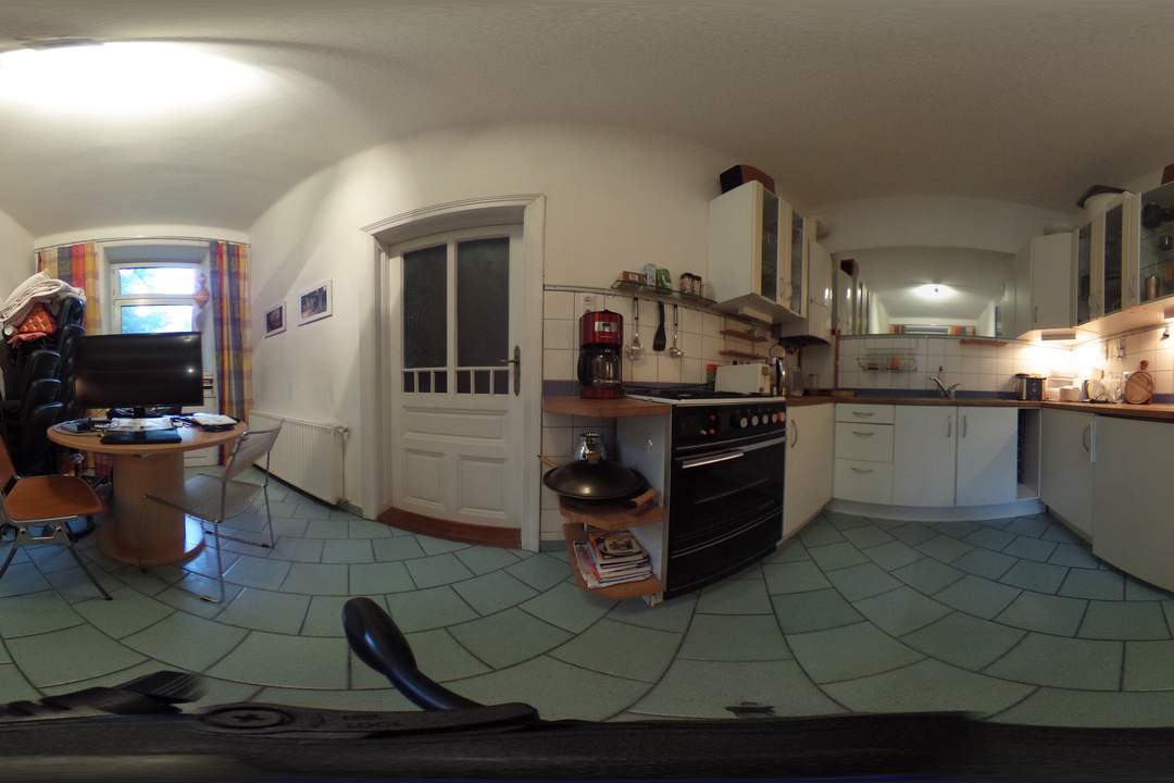 "GRÜNE OASE mit großer eigenen TERRASSE "