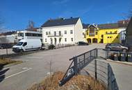 Parkplätze zu vermieten, eingezäunt neben Bahnhof