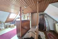 Älteres Dreigiebel- Wohnhaus samt zwei freistehenden Nebengebäuden sowie zwei Terrassen und großem Grundstück