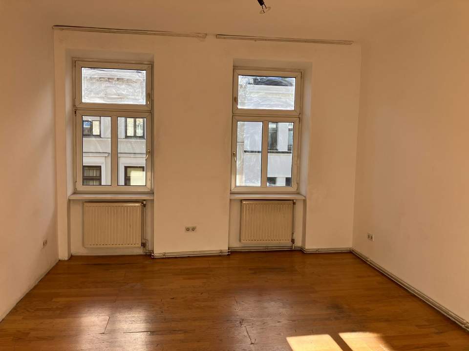 "Under Construction " Wohnung zum Sanieren.