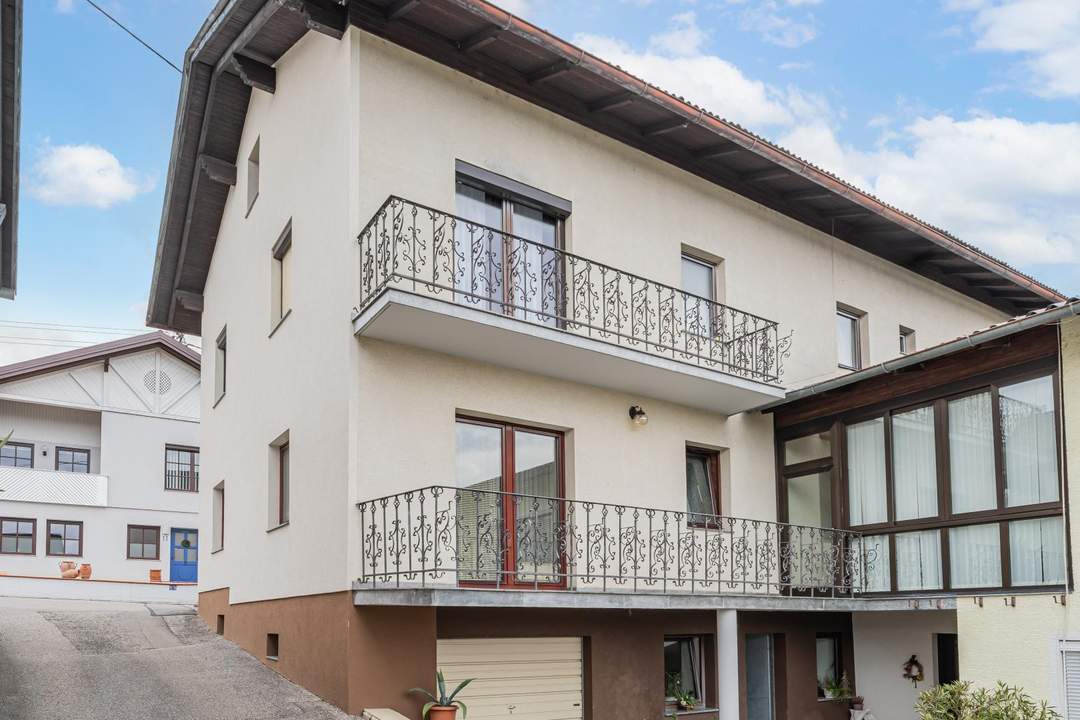 Großes Mehrparteienhaus und sehr großem Grundstück