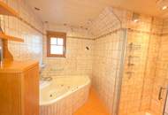 Gediegenes Stockhaus in grüner Umgebung