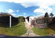 Schmuckes Häuschen mit kleinem Garten und Zufahrt