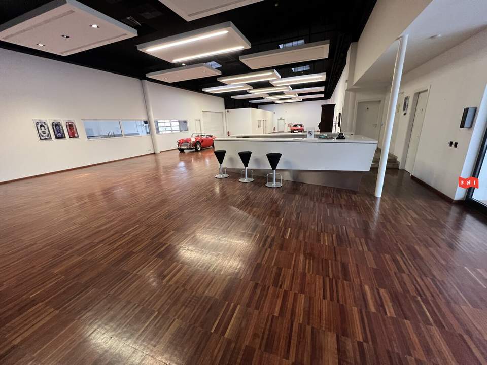 Edler Schauraum für PKW oder Motorradhandel inklusive Werkstatt und großer Lagerhalle