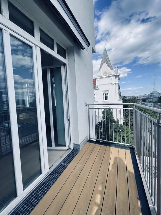 Modern gestaltete Altbauwohnung mit großzügigem Wohnbereich und südseitigen Außenflächen