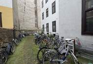 Wohnung mit Potential: Sanierungsbedürftige 2-Zimmer Wohnung nahe Augarten