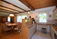 Ein-/Mehrfamilienhaus mit gepflegtem Garten